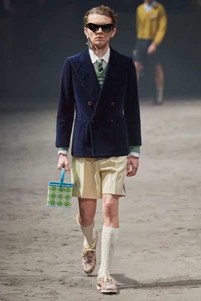 Look 16